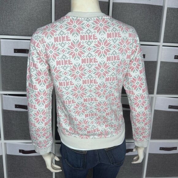 Nike Festive Sweatshirt Quilt Pattern Youth Size Medium - Picture 2 of 12